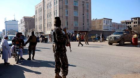 Talebanin sotilaita Heratissa Afganistanin länsiosassa tammikuussa 2022. Kaupungista on muodostunut laittoman munuaiskaupan keskittymä. 