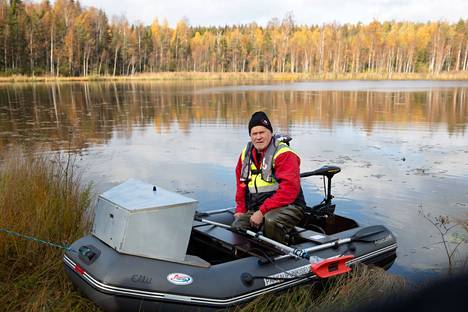 Reino Savukoski teki vesistöetsintöjä kaikuluotauksen avulla. Hän sai kimmokkeen kadonneiden etsintään, kun ystävä katosi kalareissulle vuonna 1989. 