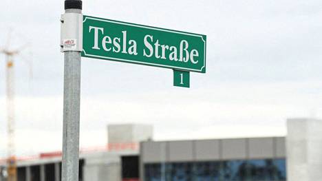 Teslan uunituore tehdas sijaitsee Berliinin itäpuolella. Gigafactory yhdistää useita tuotantoyksiköitä 300 hehtaarin tontilleen, jolloin tehtaan kokonaispinta-ala on yli 227 000 m². 