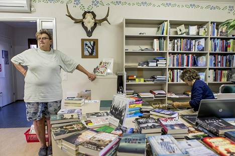 Kirjastonhoitaja Birgitta Sauren (oik.) pitää kirjastoa auki kerran viikossa. Kirjaston vakioasiakas Anita Hildén kävi asioimassa.