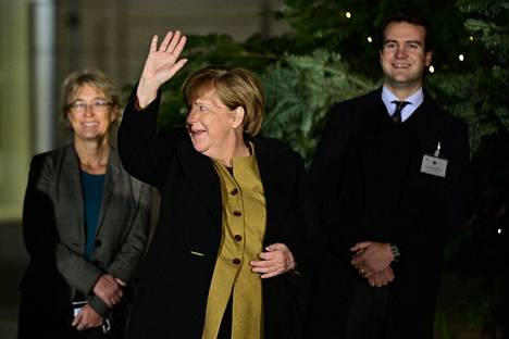 Merkel vilkutti yleisölle liittokanslerinviraston perinteisen joulukuusen edessä Berliinissä.