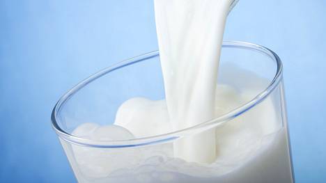 Asiantuntijoiden mukaan aikuinen pärjää ilman maitoakin, mutta toisaalta sen käytöstä ei ole myöskään haittaa.
