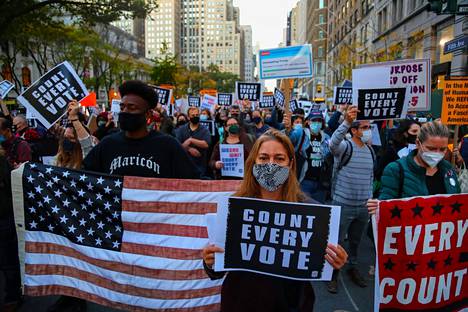 Laskekaa jokainen ääni! Mielenosoittajat vaativat ääntenlaskun jatkamista New Yorkissa keskiviikkona.