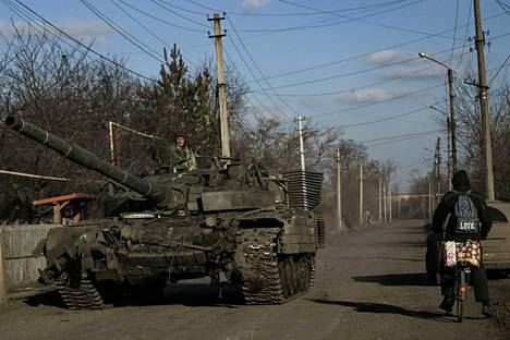 Ukrainan panssaroitu ajoneuvo Tshasiv Jarissa, lähellä Bahmutia.