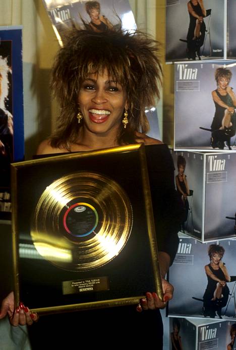 Tina Turner poseeraa Private Dancer -albumistaan saamansa kultalevun kanssa Münchenissä, Saksassa.