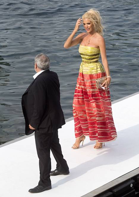 Victoria Silvstedt valitsi tilaisuuteen näyttävän olkaimettoman mekon. Hän saapui häihin veneellä lukuisten muiden vieraiden kanssa.