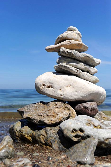 Rannoilla voi puuhastella kivien kanssa. Fossiilejakin voi löytyä. Osa rannoista on pehmeää hiekkaa.