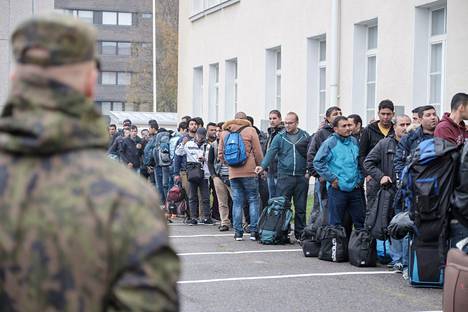 Turvapaikanhakijoita Tornion järjestelykeskuksen edessä 25. syyskuuta 2015.