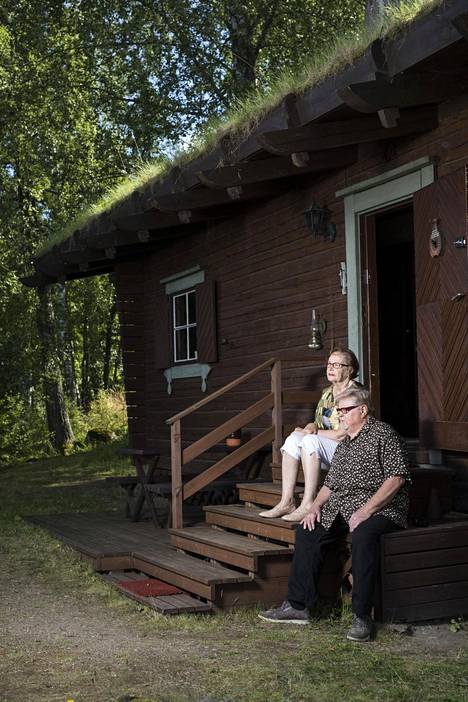 Oi sitä tarinoiden määrää, mitä Carita ja Jussi Raittisen saunamökkiin liittyy! Turvekatto on toiminut vuosikymmenestä toiseen.