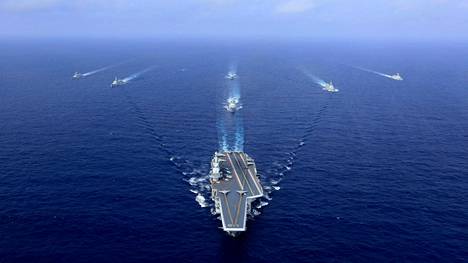Kiina on pyrkinyt pönkittämään aluevaatimuksiaan rakentamalla merelle tekosaaria ja sijoittamalla niille sekä alueen asumattomille saarille sotilastukikohtia kiitoteineen. Kuvituskuva.