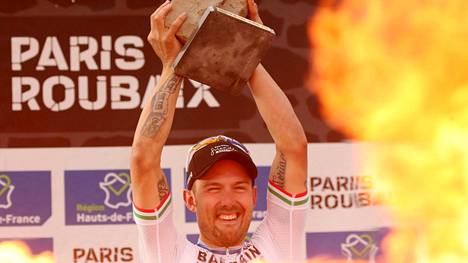 Sonny Colbrelli tuuletti Pariisi-Roubaix-ajon eli Pohjoisen helvetin voittoa lokakuussa 2021.