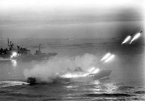 Tykkivene Turunmaa (ylh.) ja vartiovene Ruissalo ampuivat sukellusveneen torjuntaan tarkoitettuja rakettiammuksia Utön vesillä vuonna 1978.