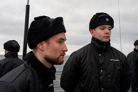 Reserviläinen Eero Hemminki (vas.) ja varusmies Olli Puskari tarkkailevat Hämeenmaa-miinalaivalla pintatilannekuvaa. Harjoituksessa on mukana noin 1 600 varusmiestä kaikista Merivoimien joukoista.