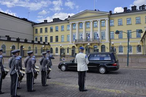 Surusaattue pysähtyi matkalla valtioneuvoston linnan, Suomen pankin ja presidentinlinnan kohdilla.