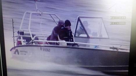 Poliisi julkaisi kuvan veneellä pakenevista varkaista torstaina.