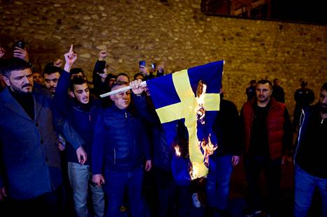 Mielenosoittajat polttivat Ruotsin lipun viime lauantaina Istanbulissa.