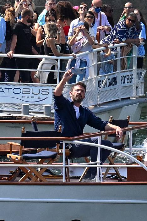 Ben Affleck ja Jennifer Lopez vierailivat häidensä jälkeen Pariisissa. Matkaan kuului muun muassa veneilyä.