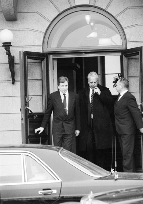 Riitapukarit Esko Aho ja Rolf Kullberg tulossa tapaamisesta tasavallan presidentin Mauno Koiviston luota torstaina 2. huhtikuuta 1992. Tuossa tapaamisessa oli sovittu, että Kullberg eroaa Suomen Pankin pääjohtajan tehtävästä.