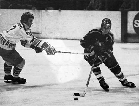 Pekka Mäkinen (vas.) oli 1970-luvulla kova luu Tapparan puolustuksessa. Tässä hän yrittää pysäyttää paikallisvastustaja Ilveksen vikkelän Jorma Peltosen.