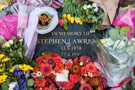 Stephen Lawrencen muistolaatta murhapaikalla Lontoossa.