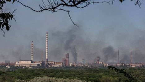 Lysytshanskissa sijaitseva kemiantehdas savuaa Venäjän hyökkäyksen jäljiltä 10. kesäkuuta.