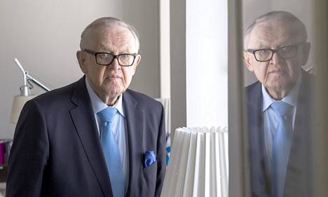 Martti Ahtisaari kuvattuna työhuoneessaan.