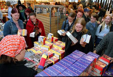 Harry Potter kirjat vietiin käsistä aina, kun uusi julkaistiin. Kuva Helsingistä vuonna 2003.