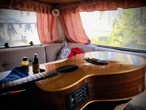 Laulaja kertoo keskittyvänsä asuntovaunussaan musiikintekoon.