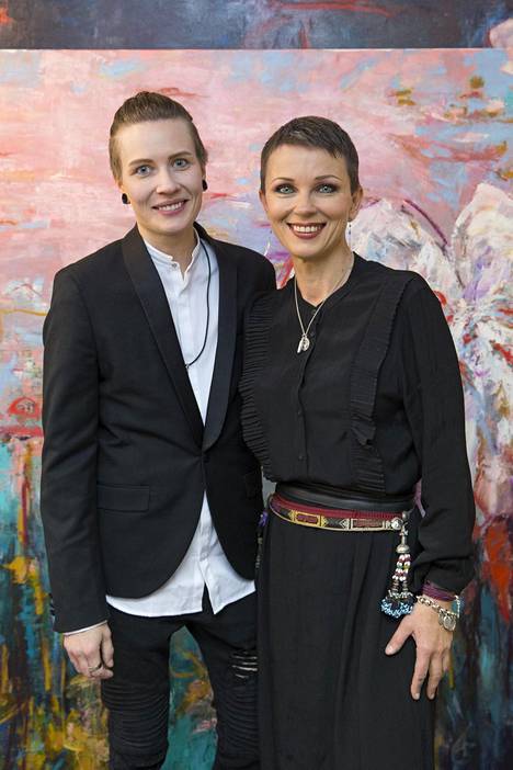 Katariina Souri kuvattuna 50-vuotisjuhlissaan Helsingissä lokakuussa yhdessä puolisonsa Eliya Zweybergin kanssa.