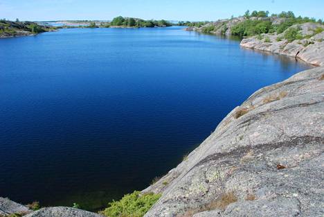 Björkön keskellä sijaitsevan sisäjärvi Insjönin syvyys on enimmillään 17 metriä.