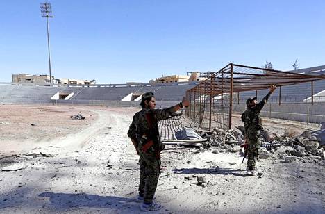 Yksi viimeisistä Isisin tukikohdista, jota ulkomaiset taistelijat pitivät hallussaan. Valtauksen jälkeen stadionilta alta ja käytäviltä löytyi hiekkasäkein linnoitettuja bunkkereita, vankisellejä ja alkeellinen kenttäsairaala.