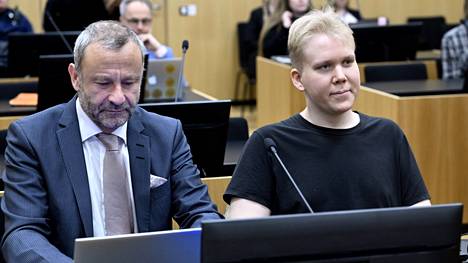Asianajaja Peter Jaari Julius Kivimäen kanssa käräjäoikeudessa.