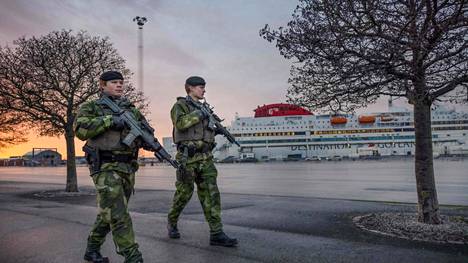 Ruotsalaisia sotilaita Gotlannissa. Armeijan näkyminen kaduilla on maassa uutta.