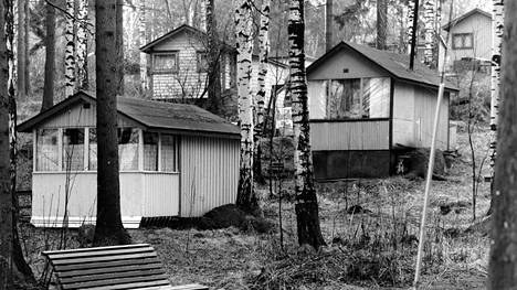 Hammasmurhaaja Ismo Junni poltti uhrinsa mökkeihin Helsingin Kivinokalla 1980-luvulla. Junnista itsestään ei ole säilynyt kasvokuvaa.