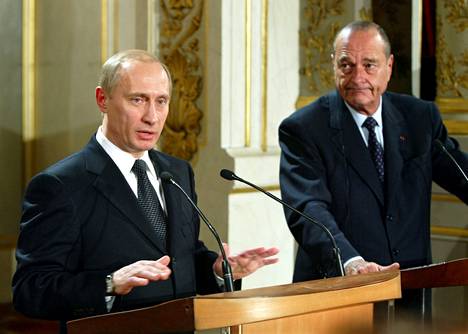 Vladimir Putin ja Ranskan presidentti Jacques Chirac vastaavat lehdistön kysymyksiin tapaamisensa jälkeen Pariisin Elyseen palatsissa 10. helmikuuta 2003.