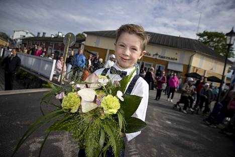 7-vuotias Leo Valkama sai ojentaa presidenttiparille kukat.