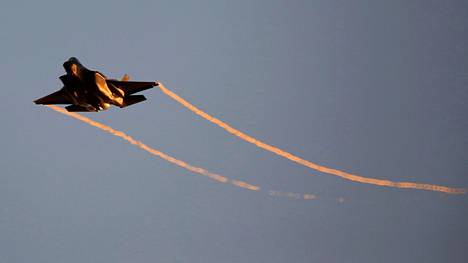 Israel käyttää sen itse varustelemaa erikoisversiota F-35I Adiria.
