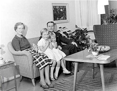Sinikka Nopola istuu äitinsä Orvokki Nopolan vieressä Tampereen kodin sohvalla. Sinikan ja isänsä Risto Nopolan välissä istuu sisko Tiina.