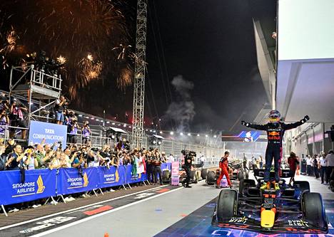 Sergio Perez juhli voittoa Singaporen GP:n päätteeksi. 