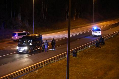 Raskaasti varustautuneet poliisit sulkivat Porvoonväylän Helsingin suuntaan kulkevan kaistan yöllä.