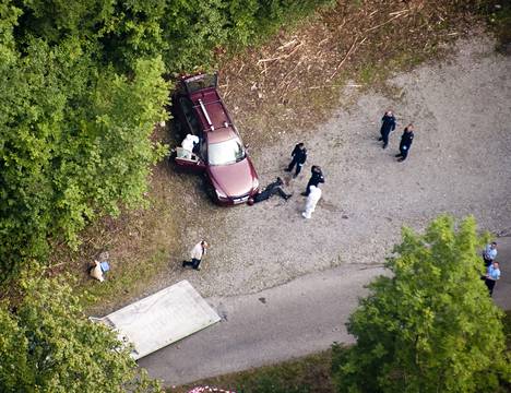 Poliisit työskentelivät murhattuna löytyneen al-Hillin perheen auton luona Chevalinen kylän lähellä Ranskan Alpeilla syyskuussa 2012.