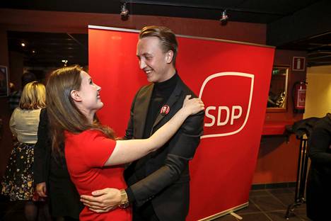 Ilmari Nurmisen ja pääministeri Sanna Marinin välit ovat läheiset. Marin onnitteli vuonna 2019 uudelleen eduskuntaan valittua Nurmista SDP:n vaalivalvojaisissa.
