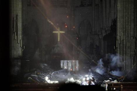 Tässä on yksi ensimmäisiä kuvia katedraalin sisältä tulipalon jo ehdittyä tehdä tuhojaan.