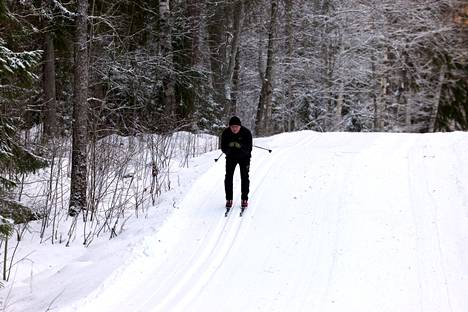 Tapio Suominen oli perjantaina hiihtämässä Aulangon maisemissa Hämeenlinnassa.