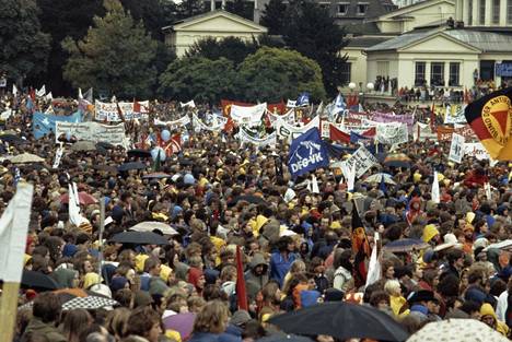 Euro-ohjusten sijoittaminen Saksaan ja läntisen Euroopan muihin Nato-maihin nostatti suurmielenosoituksia asevarustelua vastaan. Kuva Bonnista vuodelta 1981.