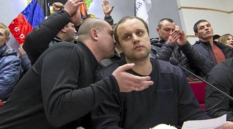 Pavel Gubarev (edessä oikealla) kuvattuna maanantaina Donetskissa venäläismielisten tunkeuduttua hallintorakennukseen.