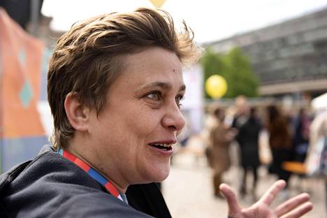 Vasemmistoliiton eurovaaliehdokas Silvia Modig Maailma kylässä -festivaalilla.