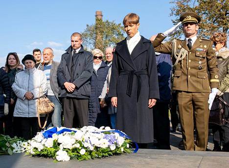 Presidentti Kersti Kaljulaid laski Viron lipun väreissä olevan kukkaseppeleen muistomerkille.