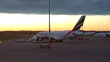 Emiratesin superjumbo Helsinki-Vantaalla.
