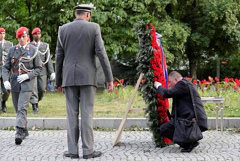 Venäjän armeijan turvamies tarkasti seppelettä muistomerillä Wienissä kesäkuussa.